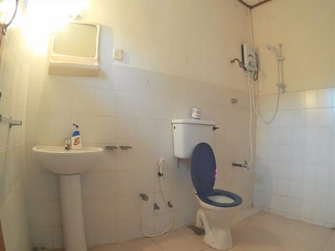 Basic Double Room | Bathroom | Towels