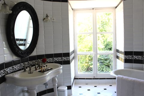 Deluxe Suite | Bathroom | Designer toiletries, hair dryer, towels, shampoo