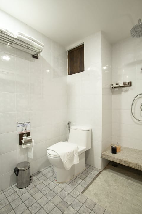 Suite (King) | Bathroom | Shower, free toiletries, hair dryer, slippers