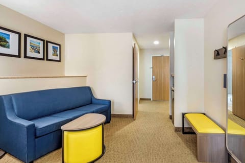 Suite, Multiple Beds, Non Smoking | Desk, iron/ironing board, rollaway beds, free WiFi