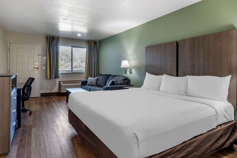 Suite, 1 King Bed, Non Smoking | Pillowtop beds, in-room safe, desk, blackout drapes