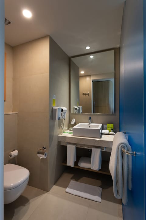 Standard Room, 1 King Bed, Accessible Bathtub | Bathroom | Combined shower/tub, free toiletries, hair dryer, bathrobes