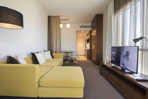 Centro Suite | Living room | 40-inch flat-screen TV with satellite channels