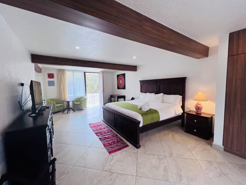 Master Suite | Minibar, in-room safe, desk, iron/ironing board