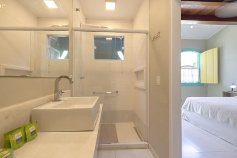 Triple Room (Colonial) | Bathroom | Shower, free toiletries, hair dryer, towels