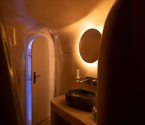 Comfort Suite, Jetted Tub (Cave Caldera Sea and Sunset View) | Bathroom | Shower, rainfall showerhead, designer toiletries, hair dryer