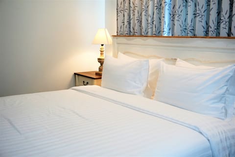 Deluxe Double Room, 1 King Bed, Non Smoking | Desk, iron/ironing board, rollaway beds, free WiFi