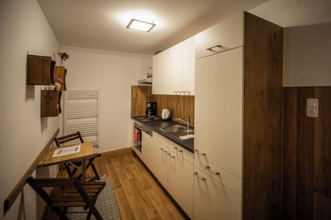 Apartment, 2 Bedrooms | Private kitchen | Cookware/dishes/utensils