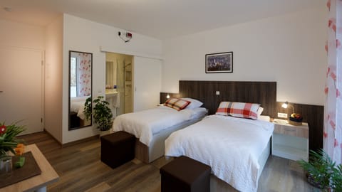 Double Room, Balcony | Hypo-allergenic bedding, desk, rollaway beds, free WiFi