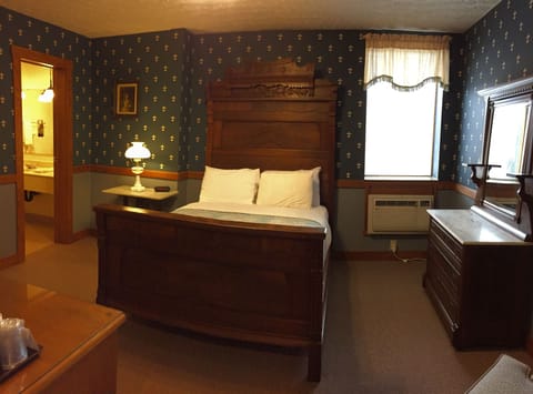 Classic Room | Individually decorated, individually furnished, desk, rollaway beds