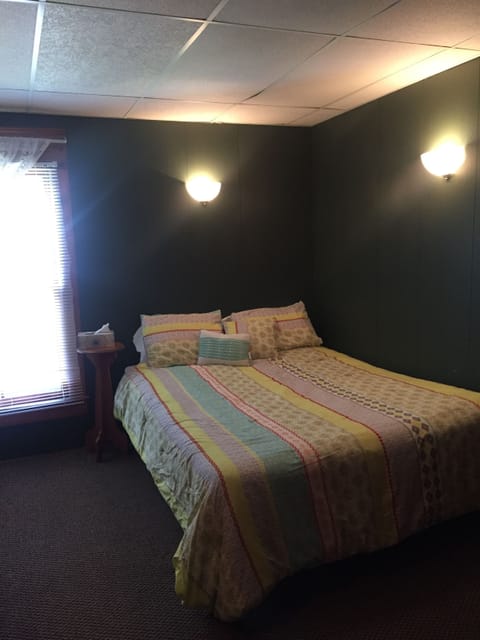 Classic Room, 1 Queen Bed | Free WiFi, bed sheets