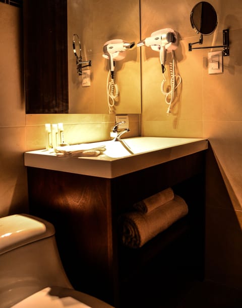 Deluxe Double Room | Bathroom sink