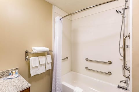 Combined shower/tub, hair dryer, towels