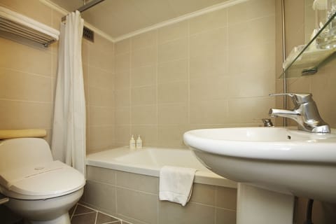 Standard Twin (No Parking, additional fee occurs if number of people booked & staying are different) | Bathroom | Combined shower/tub, deep soaking tub, free toiletries, hair dryer