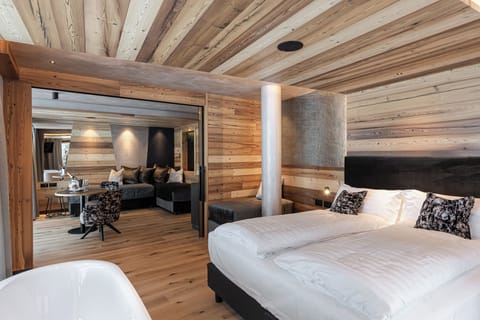 Suite Luxury Spa | Minibar, in-room safe, desk, blackout drapes