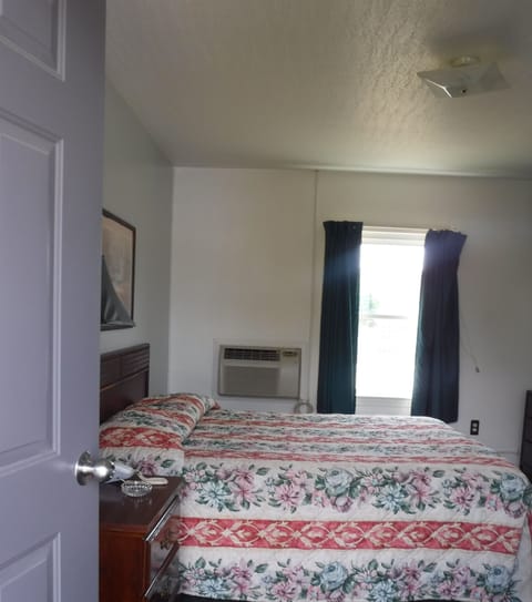 Single Room, 1 Queen Bed, Smoking | Free WiFi, bed sheets