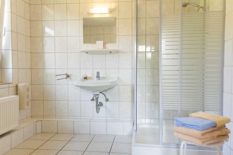 Double Room, Guesthouse Birke | Bathroom | Shower, towels