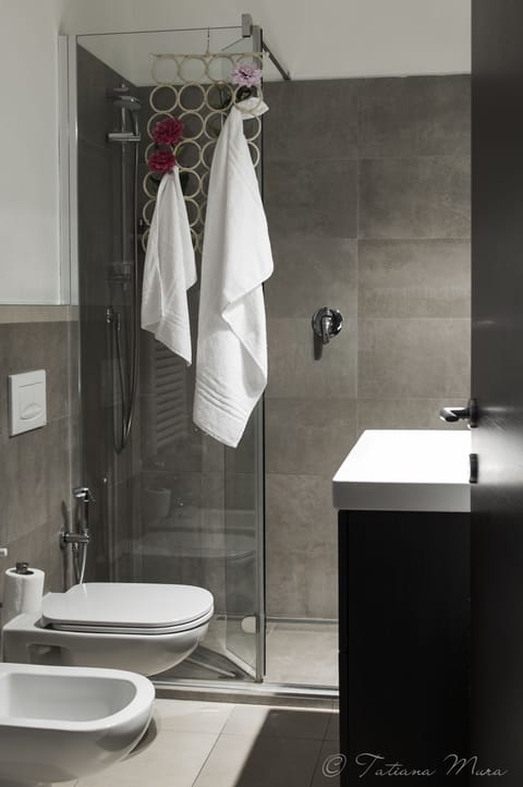 Room, 1 Double Bed | Bathroom | Shower, free toiletries, hair dryer, bidet