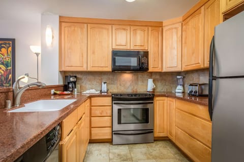 Room, 1 Bedroom, 2 Bathrooms, Ocean View | Private kitchenette | Full-size fridge, microwave, oven, stovetop