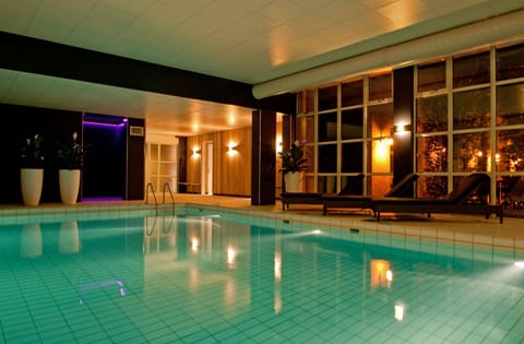 Indoor pool, sun loungers