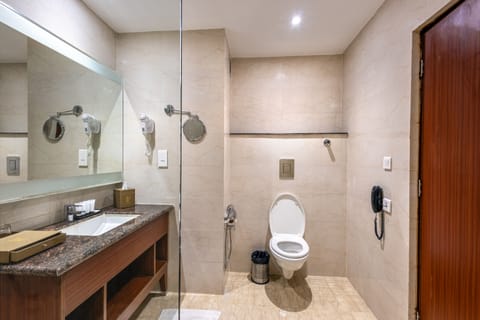 Executive Room | Bathroom | Shower, rainfall showerhead, free toiletries, hair dryer