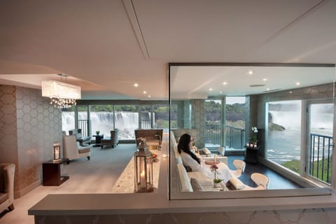 Couples treatment rooms, hot tub, body treatments, hydrotherapy