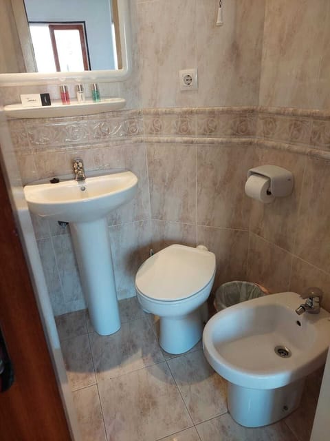 Double Room | Bathroom | Combined shower/tub, free toiletries, towels