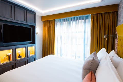 Standard Room | Premium bedding, in-room safe, individually decorated, desk