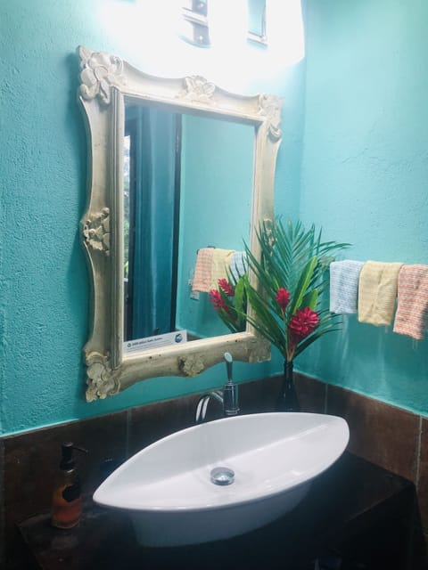 Standard Double Room, 1 King Bed, Ocean View | Bathroom sink