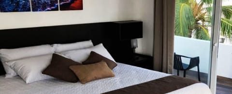 Panoramic Suite, 1 King Bed, Garden View | In-room safe, bed sheets