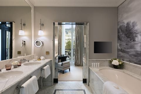 Signature Suite | Bathroom | Separate tub and shower, rainfall showerhead, designer toiletries