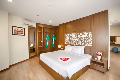 Deluxe Suite | 1 bedroom, premium bedding, pillowtop beds, minibar