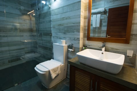 Deluxe Triple without Balcony | Bathroom | Shower, free toiletries, bidet, towels