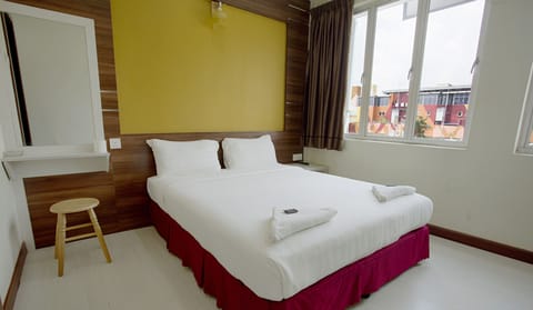 Deluxe Room | Soundproofing, iron/ironing board, free WiFi, bed sheets