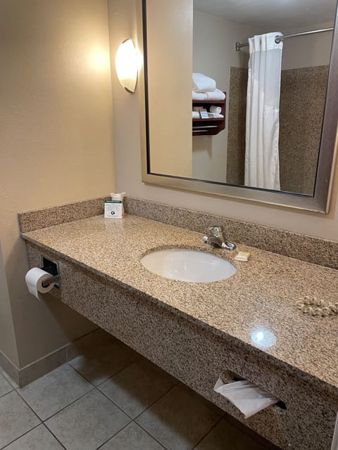 Combined shower/tub, hair dryer, towels