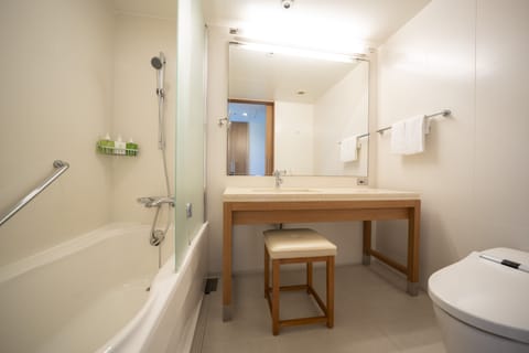 Combined shower/tub, deep soaking tub, free toiletries, hair dryer