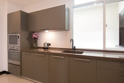 3 Bedroom Penthouse Suite | Private kitchen | Fridge, microwave, oven, dishwasher