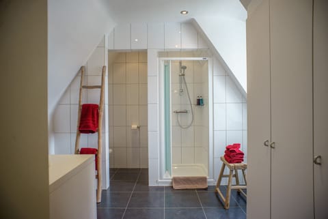 Superior Double Room, Garden View | Bathroom | Free toiletries, hair dryer, towels, soap