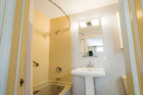 Combined shower/tub, free toiletries, hair dryer, towels