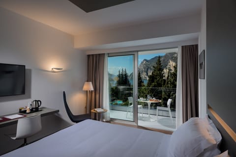 Deluxe Room, Lake View, SPA access included | In-room safe, soundproofing, free WiFi, bed sheets