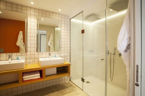 Deluxe Suite, Hot Tub | Bathroom | Shower, rainfall showerhead, free toiletries, hair dryer