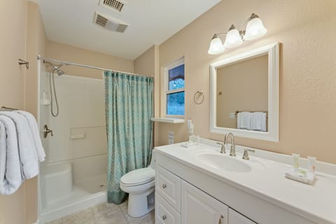 Exclusive House | Bathroom | Free toiletries, hair dryer, towels, soap