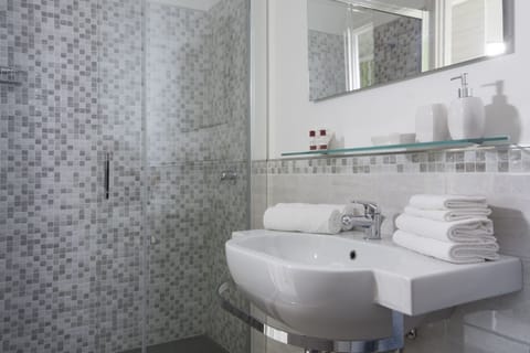 Deluxe Townhome | Bathroom | Shower, free toiletries, hair dryer, bathrobes