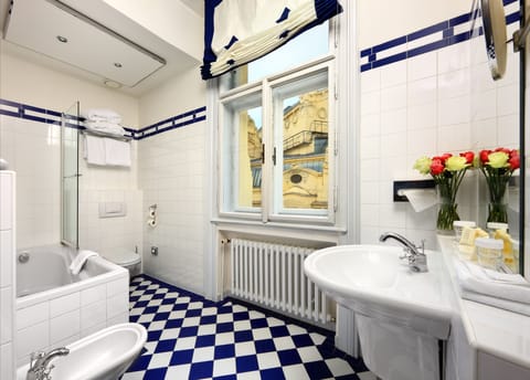 Executive Room | Bathroom | Deep soaking tub, free toiletries, hair dryer, bathrobes