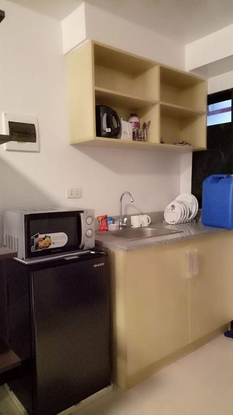 Full-size fridge, microwave, coffee/tea maker, electric kettle