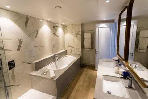 Deluxe Suite, Marina View | Bathroom | Designer toiletries, hair dryer, bathrobes, slippers