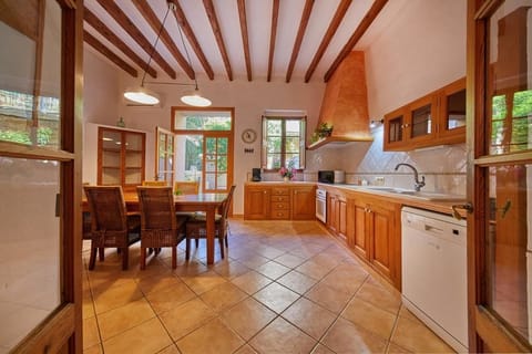 House, 3 Bedrooms, Terrace | Private kitchen | Full-size fridge, microwave, oven, stovetop