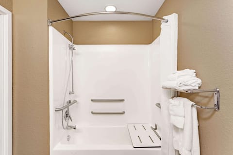 Combined shower/tub, free toiletries, hair dryer, towels