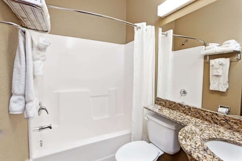 Combined shower/tub, free toiletries, hair dryer, towels