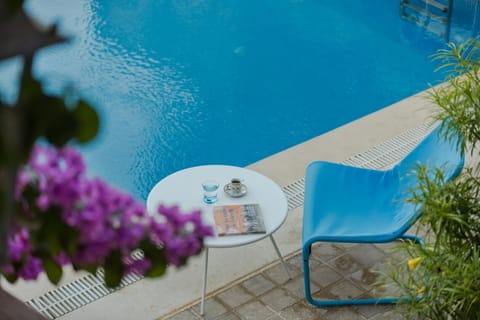 Poolside bar